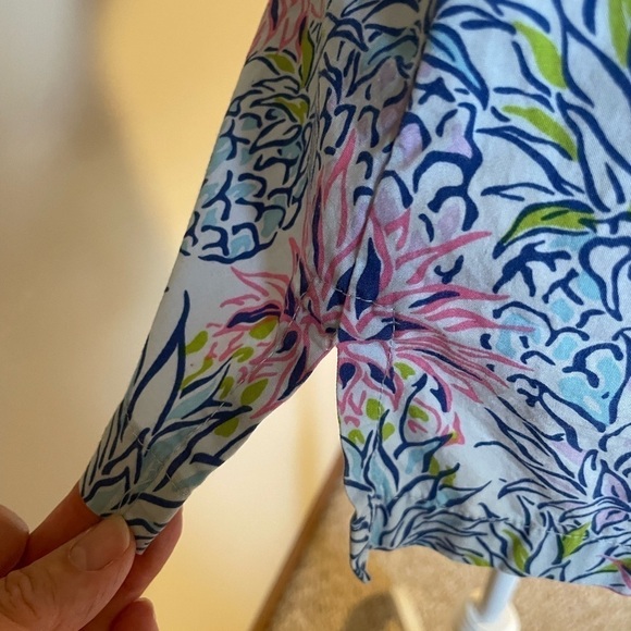 Go Barefoot Hawaiian shirt woman’s size small. Blue, pink and green pineapples - Picture 3 of 10